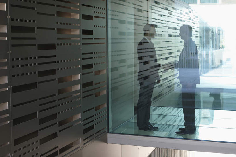 西方人,两个人,伙伴,同事,朋友,商务人士,商务男性,办公室,站,握手,横图,室内,白天,侧面,衬衫,友谊,成功,合作,团队,集体,信心,窗户,欧洲,欧洲人,套装,墙,走道,走廊,过道,注视,队伍,玻璃窗,墙壁,墙面,观察,看,站着,面对面,战略,观看,察看,领导,成就,关注,商务装,合伙,领袖,工薪阶层,联合,合谋,配合,协作,男人,男性,中年男性,白种人,白领,上班族,搀手,拉手,手拉手,手握手,彩图,全身,衬衣