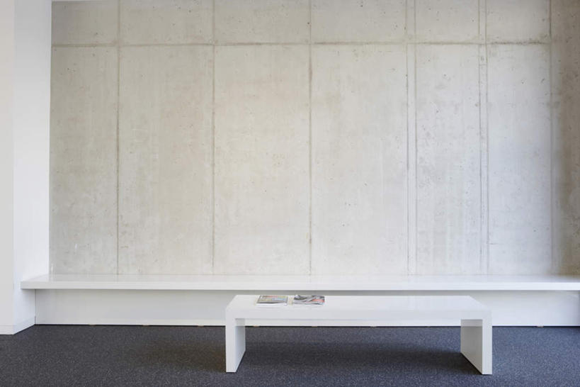 无人,办公室,横图,室内,白天,正面,阅读,杂志,椅子,一本,学习,阴影,反射,影子,木椅,墙,墙壁,墙面,白色,看,读书,浏览,彩图