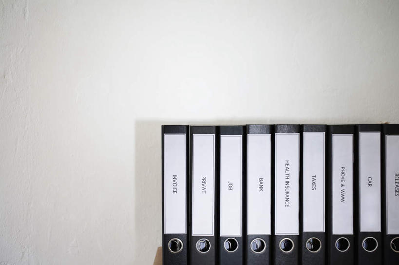 无人,办公室,横图,室内,特写,白天,正面,桌子,静物,一排,英文,标志,材料,档案,文件,文字,字符,字母,办公桌,墙,办公用品,文件夹,标识,墙壁,墙面,排列,白色,资料,英文字母,队列,文档,彩图