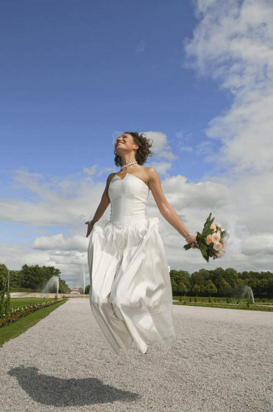 西方人,一个人,新娘,跳,笑,微笑,露齿笑,竖图,室外,白天,正面,婚纱,婚礼,快乐,草地,草坪,森林,树林,植物,道路,路,公路,欧洲,欧洲人,仅一个年轻女性,仅一个女性,仅一个人,庆祝,捧花,云,云朵,交通,结婚,拿,云彩,拿着,注视,草,树,树木,绿色,白云,自然,观察,看,喜庆,腾空,生长,成长,观看,纪念,察看,关注,年轻女性,女人,女性,白种人,马路,跳跃,彩图,全身,婚礼服,礼服,高兴