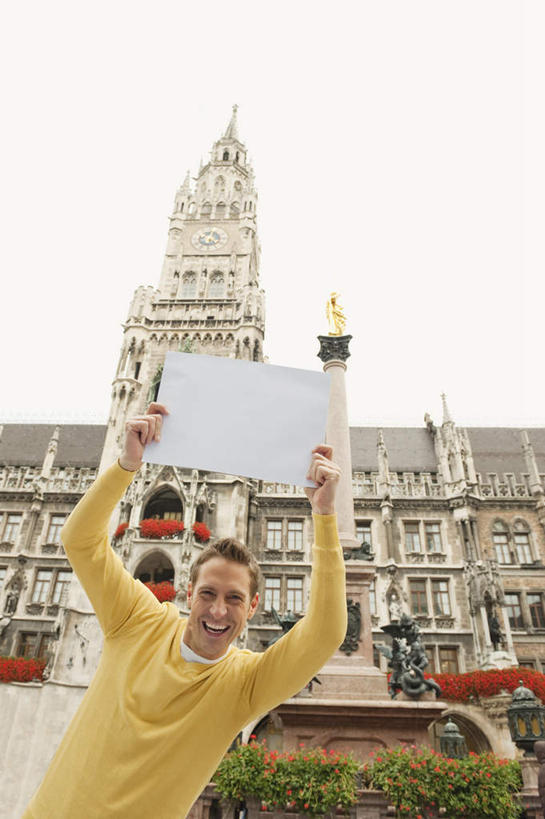 西方人,一个人,教堂,站,举,竖图,室外,白天,仰视,旅游,度假,道路,路,公路,德国,欧洲,欧洲人,仅一个男性,仅一个人,仅一个中年男性,服装,交通,注视,休闲装,娱乐,慕尼黑,衣服,白板,观察,看,托,站着,享受,休闲,休闲服,放松,服饰,观看,察看,西欧,关注,记录板,记事板,德意志联邦共和国,首府,巴伐利亚,巴伐利亚州,拜恩州,拜恩自由州,玛利亚广场,男人,男性,中年男性,白种人,马路,举起,举手,举着,玩耍,向上举,向上伸,向上托,半身,彩图,低角度拍摄,大教堂,礼拜堂