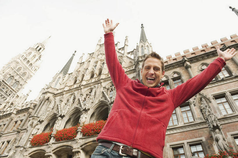 西方人,一个人,教堂,站,伸展双臂,笑,微笑,露齿笑,横图,室外,白天,仰视,旅游,度假,道路,路,公路,德国,欧洲,欧洲人,仅一个男性,仅一个人,仅一个中年男性,服装,交通,注视,休闲装,娱乐,慕尼黑,衣服,红色,蓝色,蓝天,天空,天,观察,看,站着,享受,休闲,休闲服,放松,服饰,晴朗,观看,察看,西欧,关注,万里无云,德意志联邦共和国,首府,巴伐利亚,巴伐利亚州,拜恩州,拜恩自由州,玛利亚广场,男人,男性,中年男性,白种人,晴空,晴空万里,马路,敞开双臂,伸开双臂,玩耍,展开双肩,张开手臂,张开双臂,半身,彩图,低角度拍摄,大教堂,礼拜堂