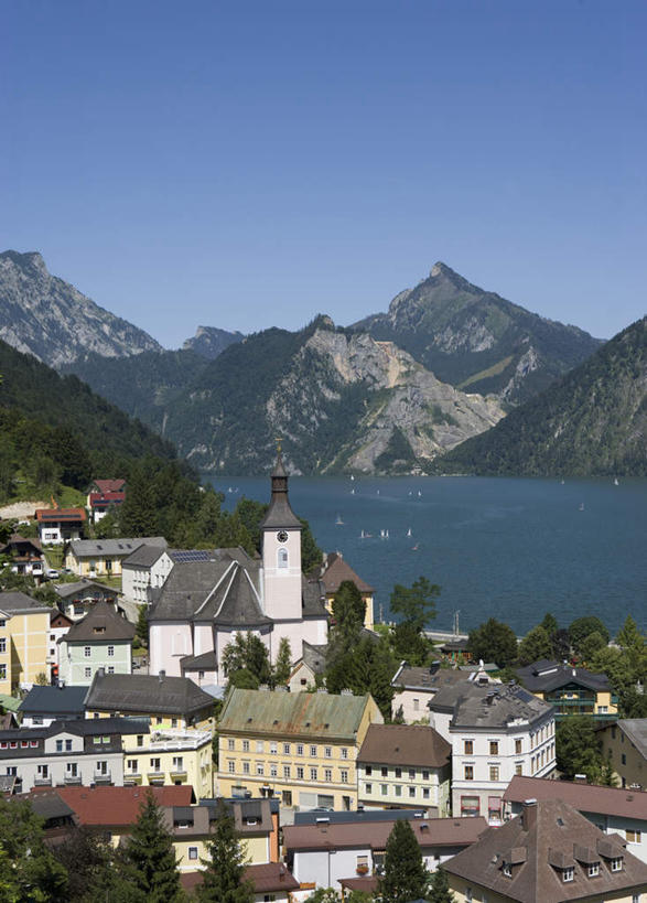 帆船,无人,家,竖图,室外,白天,正面,度假,湖,湖泊,美景,山,山脉,水,植物,城市风光,城市,船,奥地利,欧洲,房屋,屋子,湖面,景观,山峰,水流,水面,山峦,娱乐,楼房,住宅,树,树木,绿色,蓝天,天空,自然,交通工具,湖水,群山,天,享受,休闲,景色,放松,生长,成长,中欧,首府,萨尔斯堡,奥地利共和国,萨尔茨堡,萨尔茨堡州,萨尔茨卡默古特,彩图,房子