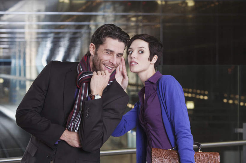 西方人,两个人,伙伴,朋友,商务人士,商务男性,商务女性,栏杆,站,横图,室内,白天,正面,衬衫,友谊,合作,团队,窗户,欧洲,欧洲人,套装,包,公文包,墙,围栏,走道,走廊,过道,拿,拿着,注视,护栏,玻璃窗,墙壁,墙面,观察,看,站着,悄悄话,战略,公事包,观看,察看,关注,商务装,耳语,工薪阶层,联合,合谋,配合,协作,男人,男性,年轻男性,年轻女性,女人,女性,白种人,白领,上班族,半身,彩图,衬衣