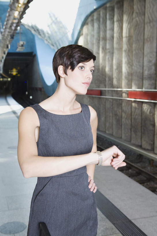 西方人,一个人,商务人士,商务女性,站,竖图,室内,白天,正面,地铁,欧洲,欧洲人,仅一个年轻女性,仅一个女性,仅一个人,套装,手表,轨道交通,注视,观察,看,站着,观看,察看,关注,商务装,工薪阶层,计时工具,年轻女性,女人,女性,白种人,白领,上班族,半身,彩图,地铁机动车,地下铁,轻轨