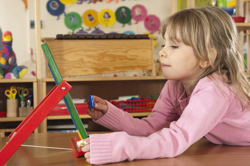 西方人,儿童,一个人,坐,横图,室内,白天,侧面,抽象,毛衣,绘画,纯洁,桌子,欧洲,欧洲人,仅一个女性,仅一个人,服装,艺术,彩绘,图案,墙,艺术品,古典,拿,拿着,注视,休闲装,文化,书桌,墙壁,墙面,小孩,衣服,粉色,课桌,工艺品,观察,看,品味,仅一个小孩,休闲,教室,概念,休闲服,可爱,童年,童趣,幼儿园,服饰,观看,美术,察看,高雅,关注,字母表,线衫,童真,烂漫,无邪,美学,图文,天真,女孩,女人,女性,白种人,孩子,坐着,半身,彩图,绒衣,套衫,套头毛衣,线衣,涂鸦,女生