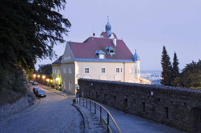 无人,餐厅,横图,室外,白天,正面,度假,美景,森林,树林,植物,城市风光,城市,道路,路,路灯,公路,汽车,奥地利,欧洲,景观,灯光,交通,娱乐,砖墙,车,灯,树,树木,绿色,蓝天,天空,自然,交通工具,轿车,天,享受,休闲,景色,放松,生长,成长,照明设备,中欧,首府,奥地利共和国,林茨,林兹,上奥地利州,马路,彩图,餐馆,饭店,饭馆