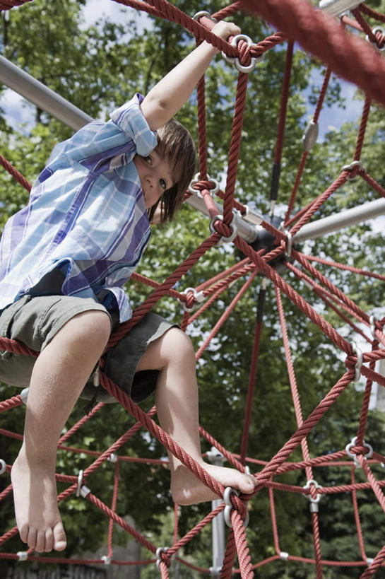 西方人,儿童,一个人,坐,竖图,室外,白天,仰视,纯洁,树林,植物,游乐场,欧洲,欧洲人,仅一个男性,仅一个人,服装,注视,休闲装,树,树木,小孩,衣服,绿色,自然,观察,看,仅一个小孩,休闲,赤脚,休闲服,可爱,童年,童趣,服饰,生长,成长,观看,察看,攀登架,关注,童真,烂漫,无邪,天真,男孩,男人,男性,白种人,孩子,坐着,半身,彩图,低角度拍摄,男生