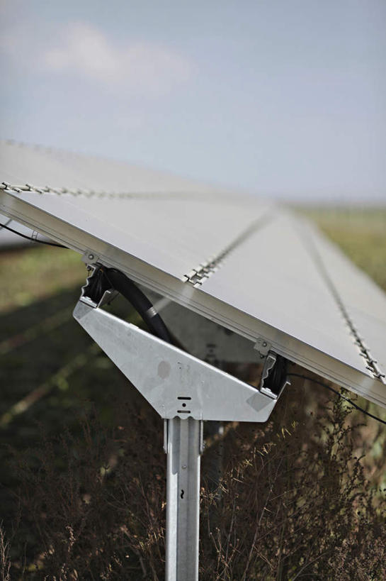 无人,竖图,室外,特写,白天,正面,旅游,度假,草地,草坪,美景,植物,德国,欧洲,一排,环保,朦胧,模糊,电力,景观,电能,娱乐,草,排列,绿色,蓝天,天空,自然,天,享受,休闲,景色,放松,能源,存储,回收,资源,西欧,储存,队列,自然风光,蓄电池,利用,低碳,循环,德意志联邦共和国,电池板,干电池,蓄电,持续,太阳能电池,萨克森.安哈尔特,萨克森.安哈尔特州,兰茨贝格,彩图,电池