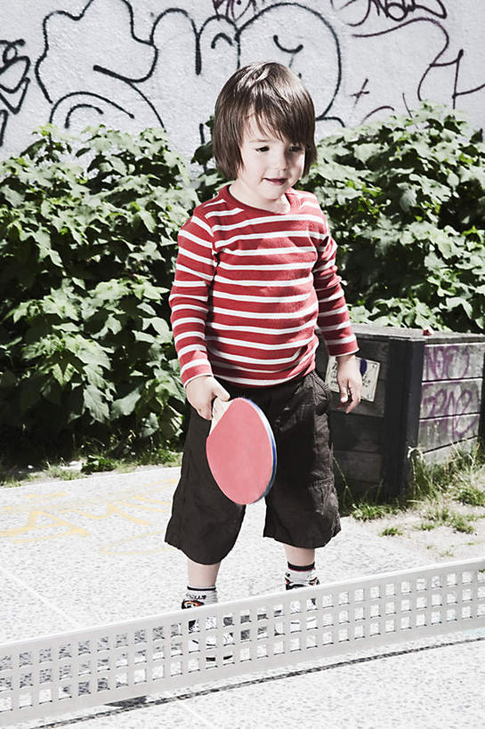 西方人,儿童,一个人,站,竖图,室外,白天,正面,纯洁,树林,植物,桌子,欧洲,欧洲人,仅一个男性,仅一个人,服装,墙,乒乓球拍,球拍,拿,拿着,注视,休闲装,墙壁,墙面,树,树木,小孩,衣服,绿色,自然,观察,看,站着,仅一个小孩,休闲,休闲服,可爱,童年,童趣,服饰,生长,成长,观看,察看,关注,童真,烂漫,无邪,天真,男孩,男人,男性,白种人,孩子,彩图,全身,男生