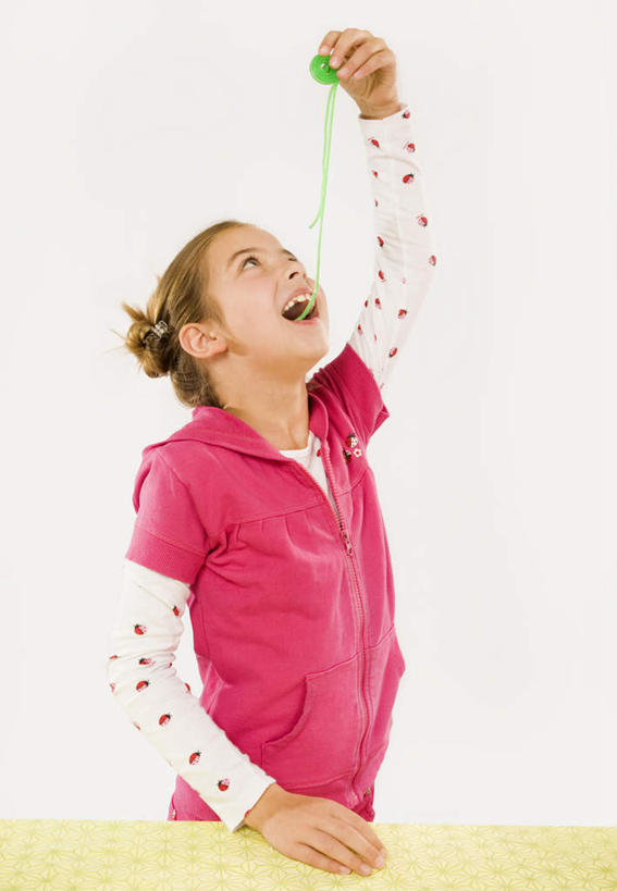 西方人,儿童,一个人,站,竖图,室内,白天,白色背景,正面,纯洁,桌面,桌子,欧洲,欧洲人,仅一个女性,仅一个人,服装,食品,糖,糖果,甜点,甜品,拿,拿着,注视,休闲装,食物,小孩,衣服,甜食,观察,看,站着,仅一个小孩,休闲,休闲服,可爱,童年,童趣,摄影,服饰,影棚,观看,察看,关注,童真,烂漫,无邪,甘草糖,天真,女孩,女人,女性,白种人,孩子,半身,彩图,影棚拍摄,拍摄,女生