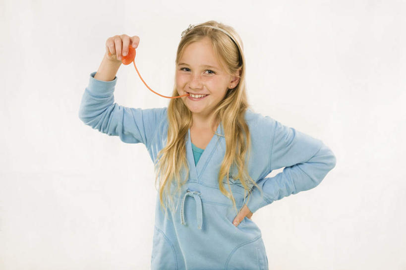 西方人,儿童,一个人,站,吃,横图,室内,白天,白色背景,正面,纯洁,欧洲,欧洲人,仅一个女性,仅一个人,服装,食品,糖,糖果,甜点,甜品,拿,拿着,注视,休闲装,食物,小孩,衣服,甜食,观察,看,站着,仅一个小孩,休闲,休闲服,可爱,童年,童趣,摄影,服饰,影棚,观看,察看,关注,童真,烂漫,无邪,甘草糖,天真,女孩,女人,女性,白种人,孩子,嚼,食,半身,彩图,影棚拍摄,拍摄,女生