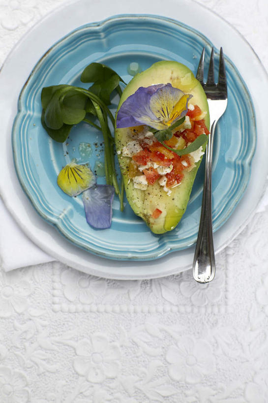 奶酪,无人,竖图,俯视,室内,特写,白天,白色背景,烹饪,西餐,桌面,桌子,餐具,水果,新鲜,碟子,盘,生食,干酪,起司,料理,食品,果实,芝士,营养,菜肴,美食,花朵,食物,盘子,碟,酪梨,乳酪,鳄梨,西式,摄影,佳肴,有机食品,绿色食品,影棚,油梨,乳制品,发酵,樟梨,进餐用具,烹调用具,牛油果,彩图,高角度拍摄,影棚拍摄,拍摄