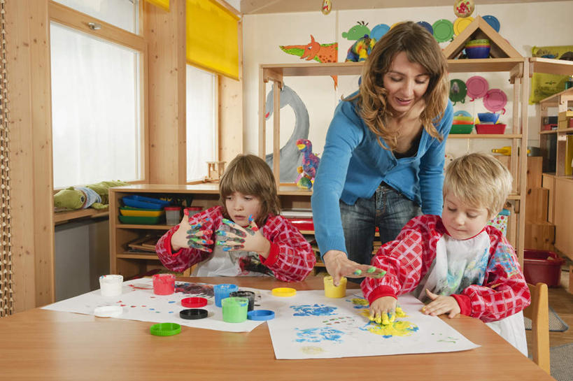 西方人,儿童,三个人,伙伴,朋友,教师,站,坐,说,横图,室内,白天,正面,抽象,绘画,友谊,纯洁,窗户,桌子,欧洲,欧洲人,弯腰,服装,艺术,彩绘,图案,墙,纸张,艺术品,古典,注视,休闲装,文化,书桌,玻璃窗,墙壁,墙面,衣服,课桌,工艺品,观察,看,品味,站着,休闲,概念,同学,休闲服,可爱,童年,童趣,服饰,观看,美术,察看,颜料盒,高雅,校友,关注,童真,烂漫,无邪,美学,弯身,同窗,学友,图文,交流,天真,友情,男孩,男人,男性,年轻女性,女人,女性,白种人,孩子,老师,沟通,画画,讲话,交谈,说话,谈话,坐着,半身,彩图,涂鸦