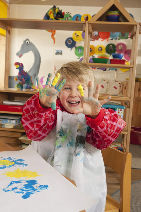 西方人,儿童,一个人,坐,伸展双臂,竖图,室内,白天,正面,抽象,绘画,纯洁,桌子,欧洲,欧洲人,仅一个男性,仅一个人,服装,艺术,彩绘,图案,围裙,墙,艺术品,古典,注视,休闲装,文化,书桌,墙壁,墙面,小孩,衣服,课桌,工艺品,观察,看,品味,仅一个小孩,休闲,教室,概念,休闲服,可爱,童年,童趣,幼儿园,服饰,观看,美术,察看,颜料盒,高雅,关注,童真,烂漫,无邪,美学,图文,天真,男孩,男人,男性,白种人,孩子,敞开双臂,伸开双臂,展开双肩,张开手臂,张开双臂,坐着,半身,彩图,涂鸦,男生