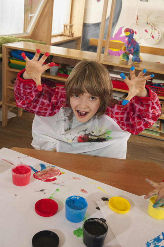 西方人,儿童,一个人,坐,伸展双臂,竖图,俯视,室内,白天,抽象,绘画,纯洁,窗户,桌子,欧洲,欧洲人,仅一个男性,仅一个人,服装,艺术,彩绘,图案,围裙,墙,艺术品,古典,注视,休闲装,文化,书桌,玻璃窗,墙壁,墙面,小孩,衣服,课桌,工艺品,观察,看,品味,仅一个小孩,休闲,教室,概念,休闲服,可爱,童年,童趣,幼儿园,服饰,观看,美术,察看,颜料盒,高雅,关注,童真,烂漫,无邪,美学,图文,天真,男孩,男人,男性,白种人,孩子,敞开双臂,画画,伸开双臂,展开双肩,张开手臂,张开双臂,坐着,半身,彩图,高角度拍摄,涂鸦,男生