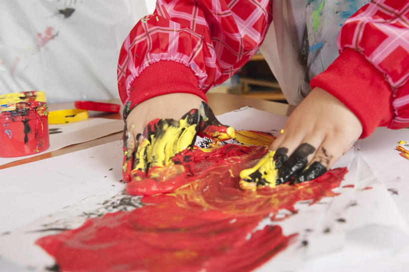 西方人,儿童,手,一个人,坐,伸展双臂,横图,俯视,室内,特写,白天,抽象,绘画,纯洁,桌子,欧洲,欧洲人,双手,仅一个男性,仅一个人,艺术,彩绘,图案,围裙,艺术品,古典,文化,书桌,小孩,课桌,工艺品,品味,仅一个小孩,教室,概念,手部,可爱,童年,童趣,幼儿园,美术,颜料盒,高雅,童真,烂漫,无邪,美学,图文,天真,男孩,男人,男性,白种人,孩子,敞开双臂,画画,伸开双臂,展开双肩,张开手臂,张开双臂,坐着,半身,彩图,高角度拍摄,涂鸦,男生