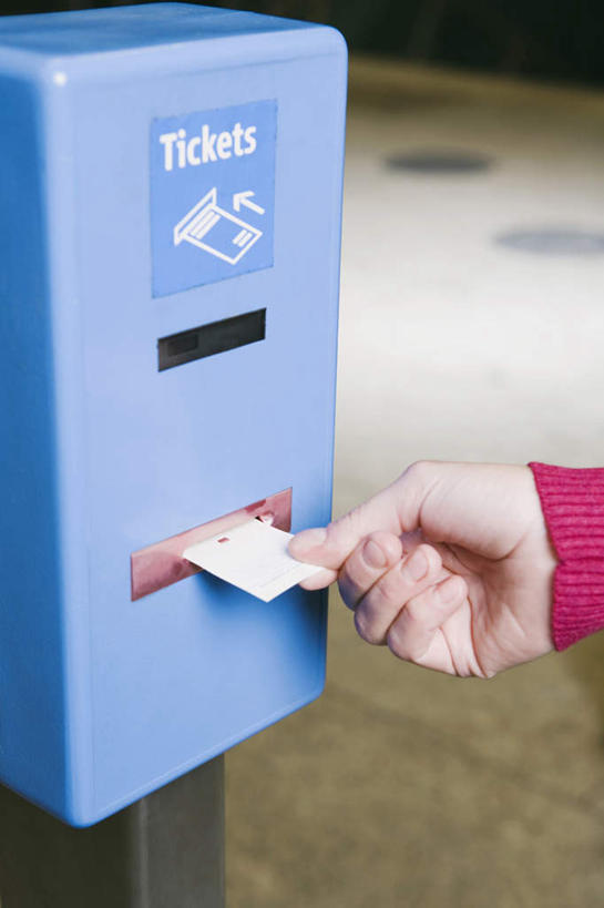 西方人,手,一个人,站,竖图,室外,特写,白天,正面,钱,机器,欧洲,欧洲人,仅一个年轻女性,仅一个女性,仅一个人,握,服装,朦胧,模糊,钱币,拿,拿着,休闲装,设备,衣服,站着,休闲,手部,休闲服,握着,钞票,金融,纸币,服饰,经济,单手,销售,流通,贩卖,纸钞,贸易,自动售票机,售票机,货币,现金,年轻女性,女人,女性,白种人,站立,半身,彩图