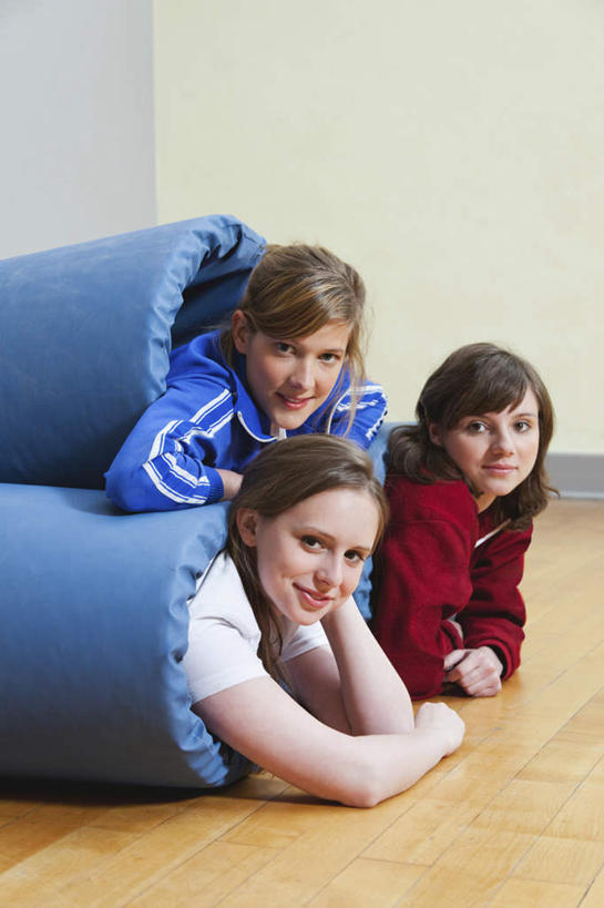 西方人,三个人,伙伴,朋友,健身房,竖图,室内,白天,侧面,运动服,友谊,地板,欧洲,欧洲人,服装,毯子,墙,地面,注视,木地板,墙壁,墙面,衣服,蓝色,灰色,垫子,观察,看,趴着,服饰,观看,察看,衣着,穿着,关注,衣饰,体操垫,友情,男人,男性,年轻男性,年轻女性,女人,女性,白种人,趴,半身,彩图,健身馆,运动装