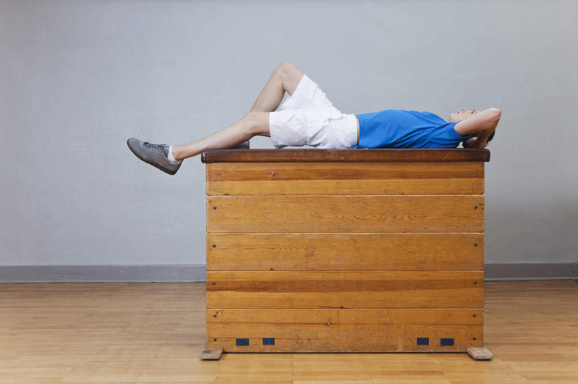 西方人,一个人,健身房,躺,横图,室内,白天,侧面,运动服,锻炼,游戏,运动,地板,欧洲,欧洲人,仅一个男性,仅一个人,服装,墙,地面,玩,注视,娱乐,运动器械,木地板,墙壁,墙面,仅一个年轻男性,衣服,灰色,观察,看,休闲,跳山羊,健身器械,服饰,观看,活动,察看,衣着,穿着,发泄,关注,消遣,智力,跳板,健身器材,跳马,宣泄,跳背,衣饰,卧着,体育,男人,男性,年轻男性,白种人,躺着,玩耍,卧,嬉戏,彩图,全身,健身,健身馆,弓形助跳板,助跳板,运动器材,运动装