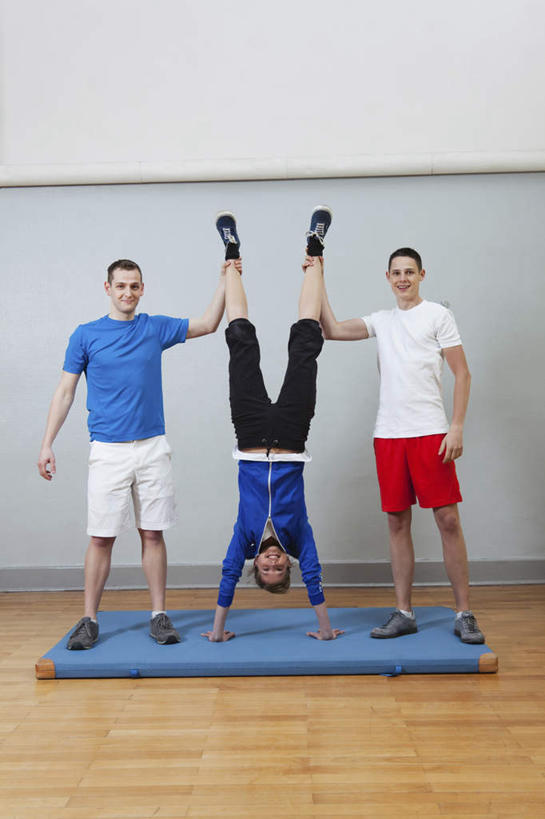 西方人,三个人,健身房,站,笑,微笑,露齿笑,竖图,室内,白天,正面,运动服,地板,欧洲,欧洲人,撑,倒立,服装,毯子,地面,注视,木地板,衣服,垫子,观察,看,站着,服饰,观看,察看,撑着,扶着,衣着,穿着,关注,衣饰,体操垫,男人,男性,年轻男性,年轻女性,女人,女性,白种人,站立,半身,彩图,健身馆,运动装