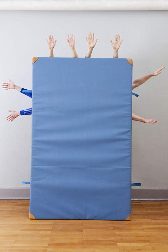 西方人,手,四个人,健身房,站,竖图,室内,白天,正面,运动服,游戏,地板,欧洲,欧洲人,服装,毯子,地面,玩,娱乐,木地板,衣服,垫子,站着,休闲,手部,遮,服饰,遮挡,衣着,穿着,遮盖,遮蔽,衣饰,体操垫,男人,男性,年轻男性,年轻女性,女人,女性,白种人,玩耍,嬉戏,站立,半身,彩图,健身馆,运动装