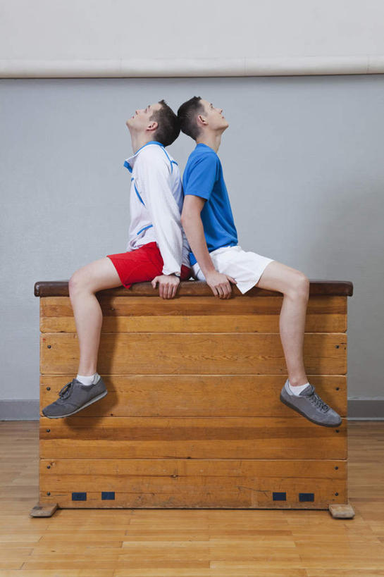 西方人,两个人,健身房,坐,竖图,室内,白天,侧面,运动服,锻炼,游戏,安全,运动,地板,欧洲,欧洲人,服装,地面,玩,依靠,注视,娱乐,运动器械,木地板,衣服,观察,看,倚靠,背靠背,休闲,跳山羊,健身器械,背对背,服饰,观看,活动,察看,衣着,穿着,发泄,关注,消遣,智力,跳板,健身器材,跳马,宣泄,跳背,衣饰,体育,信任,男人,男性,年轻男性,年轻女性,女人,女性,白种人,玩耍,嬉戏,坐着,彩图,全身,健身,健身馆,弓形助跳板,助跳板,运动器材,运动装