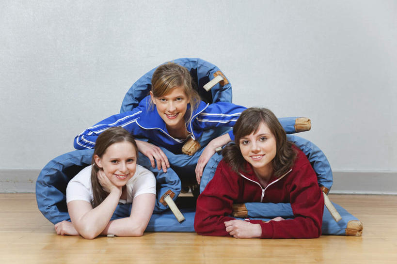 西方人,三个人,健身房,站,横图,室内,白天,正面,运动服,地板,欧洲,欧洲人,一堆,堆叠,堆积,服装,毯子,地面,注视,木地板,衣服,垫子,观察,看,趴着,站着,卷起,服饰,观看,堆,察看,衣着,穿着,关注,衣饰,体操垫,男人,男性,年轻男性,年轻女性,女人,女性,白种人,趴,站立,彩图,全身,健身馆,运动装