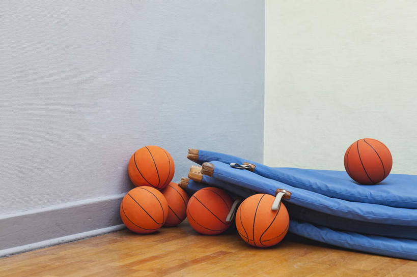 无人,健身房,横图,室内,白天,正面,篮球,地板,毯子,墙,篮球装备,地面,运动器械,木地板,墙壁,墙面,三个,白色,垫子,健身器械,健身器材,篮球运动,体操垫,彩图,健身馆,运动器材