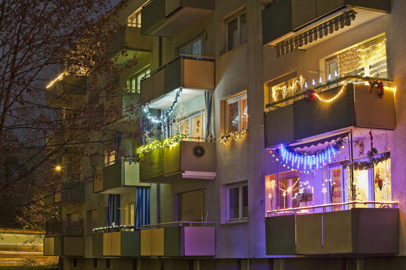 无人,家,横图,室外,夜晚,仰视,度假,美景,植物,城市风光,城市,照明,德国,欧洲,圣诞节,节日,朦胧,模糊,庆祝,彩灯,房屋,屋子,景观,公寓,灯光,文化,娱乐,洋房,楼房,住宅,灯,树,树木,绿色,自然,灯具,庆典,享受,休闲,景色,放松,花灯,生长,成长,纪念,照亮,照明设备,西欧,斯图加特,德意志联邦共和国,州府,巴登.符腾堡,巴登.符腾堡州,巴符州,彩图,低角度拍摄,房子