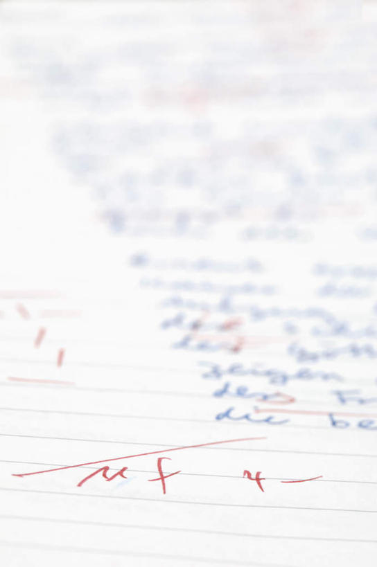 无人,竖图,俯视,室内,特写,白天,静物,阴影,朦胧,模糊,反射,英文,标志,材料,档案,文件,文字,影子,纸,字符,字母,标识,排列,手稿,资料,英文字母,试卷,证明,考试,文档,测验,考卷,考察,摆列,评比,彩图,高角度拍摄,布列,分列