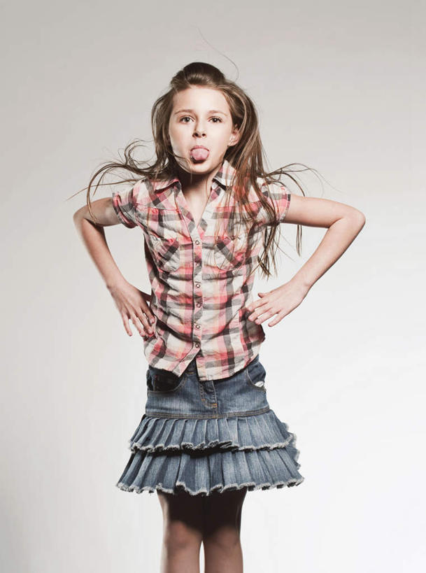 西方人,儿童,一个人,跳,竖图,室内,白天,正面,裙子,纯洁,欧洲,欧洲人,仅一个女性,仅一个人,阴影,灰色背景,服装,反射,影子,半空,注视,休闲装,长裙,手叉腰,吐舌头,小孩,衣服,叉腰,观察,看,仅一个小孩,休闲,鬼脸,休闲服,可爱,童年,童趣,摄影,服饰,影棚,观看,半身裙,察看,双手叉腰,关注,童真,烂漫,无邪,天真,女孩,女人,女性,白种人,孩子,跳跃,半身,彩图,影棚拍摄,拍摄,女生