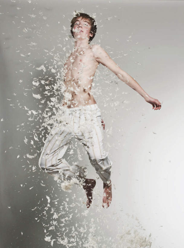 西方人,一个人,跳,闭眼,竖图,室内,白天,正面,羽毛,欧洲,欧洲人,仅一个男性,仅一个人,阴影,灰色背景,睡裤,漂浮,轻盈,柔软,飘扬,反射,影子,半空,飘落,光脚,裸露,仅一个年轻男性,赤脚,摄影,影棚,下沉,裸,降落,轻柔,飘零,男人,男性,年轻男性,白种人,闭眼睛,闭着眼,闭着眼睛,抬头,跳跃,仰头,半身,彩图,影棚拍摄,拍摄