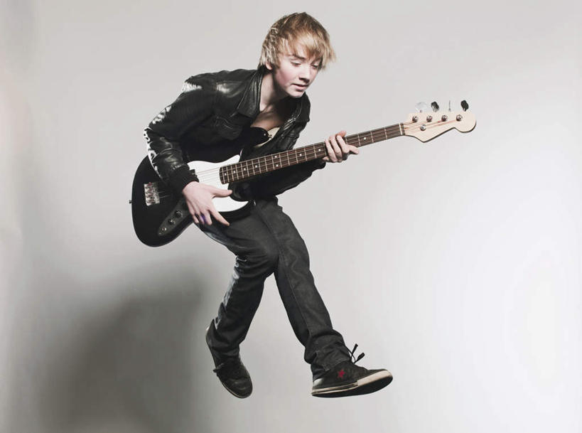 西方人,一个人,跳,笑,微笑,露齿笑,横图,室内,白天,正面,欧洲,欧洲人,仅一个男性,仅一个人,握,阴影,灰色背景,裤子,反射,影子,电吉他,乐器,弦乐器,半空,弹奏,拿,拿着,注视,牛仔裤,仅一个年轻男性,一个,低头,观察,看,握着,摄影,影棚,单个,观看,察看,夹克,关注,弹拨弦鸣乐器,茄克,男人,男性,年轻男性,白种人,跳跃,彩图,全身,影棚拍摄,拍摄,弹拨弦乐器