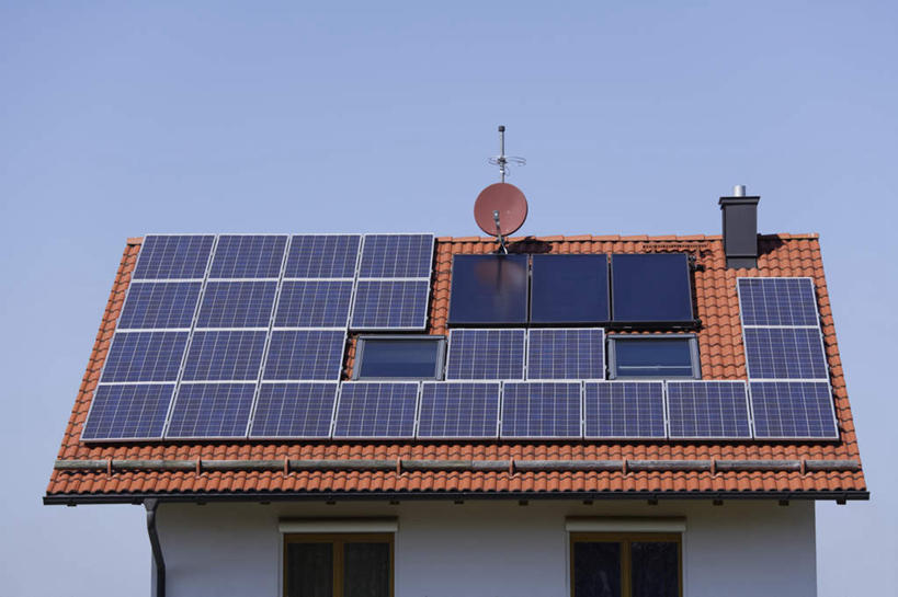 无人,家,木屋,横图,室外,白天,仰视,天线,卫星,德国,欧洲,环保,电力,电能,住宅,蓝色,蓝天,天空,天,能源,晴朗,存储,回收,信号,资源,无线电,西欧,储存,蓄电池,利用,低碳,循环,卫星天线,万里无云,德意志联邦共和国,干电池,蓄电,一栋,巴伐利亚,巴伐利亚州,拜恩州,拜恩自由州,卫星通信,卫星信号,持续,太阳能电池,晴空,晴空万里,彩图,低角度拍摄,茅舍,茅屋,棚屋,小木屋,小屋,电池