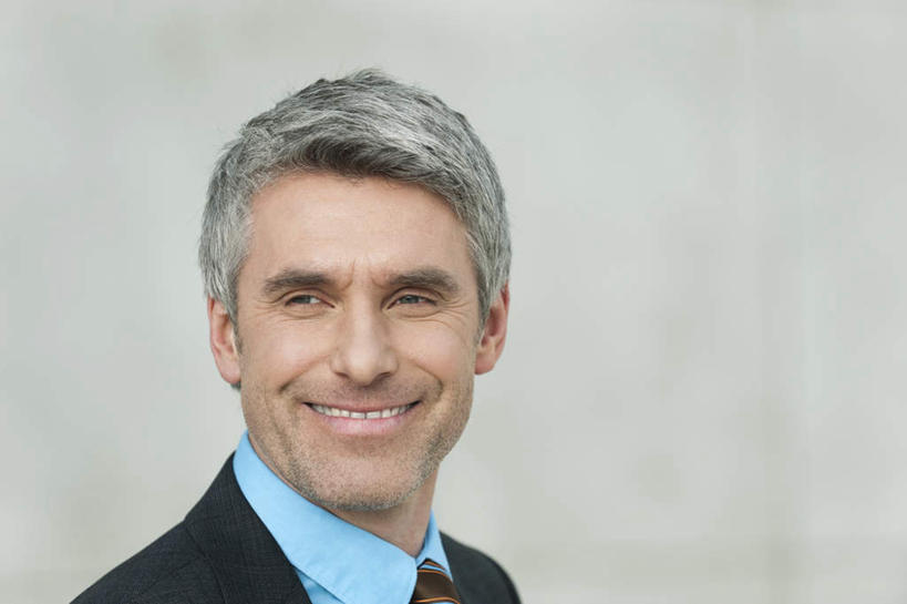 西方人,一个人,商务人士,商务男性,站,笑,微笑,露齿笑,横图,室外,白天,正面,衬衫,欧洲,欧洲人,仅一个男性,仅一个人,仅一个中年男性,套装,注视,观察,看,站着,斜视,观看,察看,关注,商务装,工薪阶层,男人,男性,中年男性,白种人,白领,上班族,站立,半身,彩图,衬衣