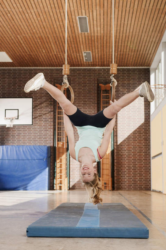 西方人,儿童,一个人,竖图,室内,白天,仰视,运动服,纯洁,吊环,欧洲,欧洲人,仅一个女性,仅一个人,倒立,握,阴影,服装,朦胧,模糊,光线,毯子,影子,注视,运动器械,小孩,衣服,阳光,垫子,观察,看,仅一个小孩,健身器械,可爱,童年,童趣,握着,服饰,观看,察看,衣着,穿着,关注,健身器材,童真,烂漫,无邪,衣饰,海绵垫,体操垫,天真,女孩,女人,女性,白种人,孩子,彩图,低角度拍摄,全身,运动器材,女生,运动装