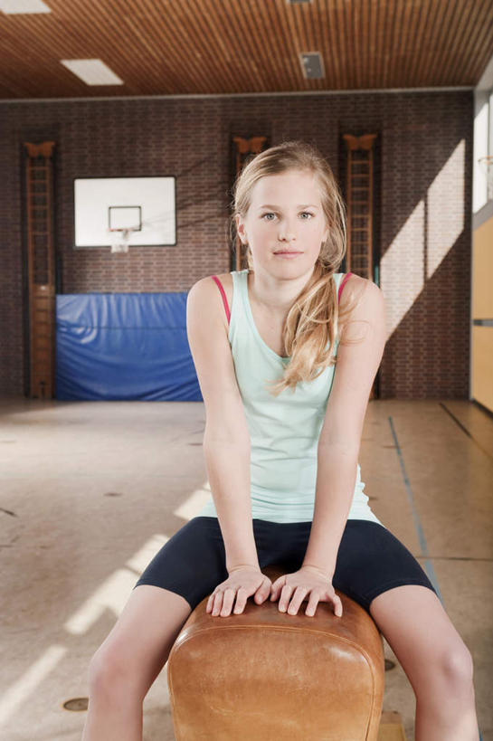 西方人,儿童,一个人,坐,笑,微笑,露齿笑,竖图,室内,白天,正面,运动服,锻炼,纯洁,运动,鞍马,欧洲,欧洲人,仅一个女性,仅一个人,撑,服装,朦胧,模糊,体操,篮球框,毯子,注视,小孩,衣服,垫子,观察,看,仅一个小孩,篮球网,活力,可爱,童年,童趣,服饰,观看,察看,撑着,优美,衣着,穿着,关注,童真,烂漫,无邪,篮球板,衣饰,鞍马运动,海绵垫,体操垫,体育,天真,女孩,女人,女性,白种人,孩子,坐着,半身,彩图,健身,女生,运动装