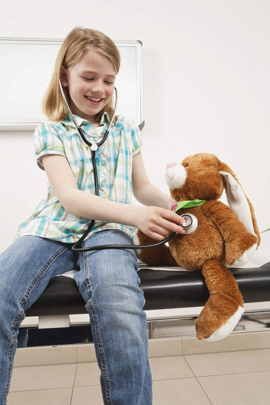 西方人,儿童,一个人,病人,医院,坐,笑,微笑,露齿笑,竖图,室内,白天,仰视,纯洁,玩具,欧洲,欧洲人,仅一个女性,仅一个人,握,服装,检查,方格,格子,拿,拿着,注视,休闲装,小孩,衣服,绿色,听诊器,观察,看,仅一个小孩,休闲,休闲服,可爱,童年,童趣,握着,服饰,观看,布偶,察看,医疗设备,关注,医疗器械,医疗工具,童真,烂漫,无邪,医疗机构,检测工具,天真,女孩,女人,女性,白种人,孩子,患者,就医者,坐着,半身,彩图,低角度拍摄,病院,诊所,女生