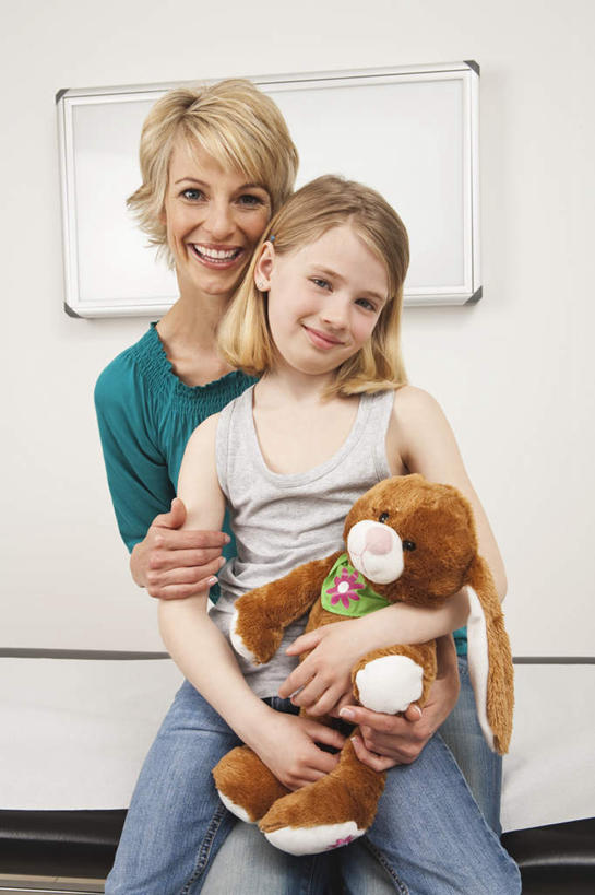 西方人,儿童,两个人,母亲,女儿,病人,医院,坐,抱,笑,微笑,露齿笑,竖图,室内,白天,正面,纯洁,玩具,欧洲,欧洲人,服装,注视,休闲装,小孩,衣服,绿色,黑板,观察,看,休闲,母女,休闲服,可爱,母爱,童年,童趣,教学,服饰,抱着,观看,布偶,察看,搂着,关注,童真,烂漫,无邪,医疗机构,耐磨,教学黑板,天真,女孩,女人,女性,中年女性,白种人,患者,就医者,搂,搂抱,坐着,半身,彩图,病院,诊所,女生