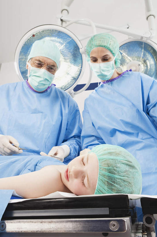 西方人,儿童,三个人,医生,病人,医院,站,躺,闭眼,竖图,室内,白天,正面,工作服,制服,帽子,照明,欧洲,欧洲人,戴,灯光,注视,灯,小孩,蓝色,口罩,手套,灯具,观察,看,站着,医护人员,医疗人员,观看,照亮,察看,手术,手术室,开刀,照明设备,关注,手术台,手术服,无影灯,医疗机构,工作制服,止血钳,女孩,女人,女性,中年男性,中年女性,白种人,大夫,患者,就医者,闭眼睛,闭着眼,闭着眼睛,躺着,站立,半身,彩图,工作套服,病院,诊所,女生