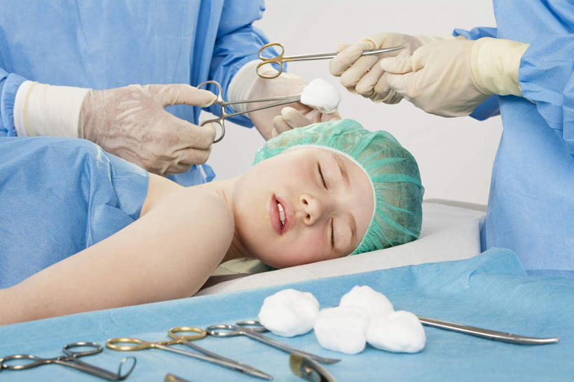 西方人,儿童,三个人,医生,病人,医院,站,躺,闭眼,横图,室内,白天,正面,工作服,制服,桌子,欧洲,欧洲人,戴,握,棉花,拿,拿着,小孩,蓝色,手套,站着,医护人员,医疗人员,握着,手术,麻醉,手术室,手术刀,开刀,手术服,棉球,医疗机构,工作制服,止血钳,女孩,女人,女性,中年男性,中年女性,白种人,大夫,患者,就医者,闭眼睛,闭着眼,闭着眼睛,躺着,站立,半身,彩图,工作套服,病院,诊所,女生