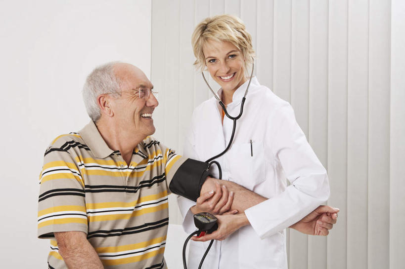 西方人,两个人,医生,病人,医院,站,坐,笑,摸,微笑,露齿笑,横图,室内,白天,正面,欧洲,欧洲人,抚摸,握,条纹,服装,测量,拿,拿着,注视,休闲装,衣服,听诊器,观察,看,站着,医护人员,医疗人员,休闲,休闲服,握着,服饰,观看,血压,察看,医疗设备,血压计,白大褂,关注,医疗器械,医疗工具,医疗机构,检测工具,老年男性,男人,男性,年轻女性,女人,女性,白种人,大夫,患者,就医者,触摸,接触,站立,坐着,半身,彩图,病院,诊所