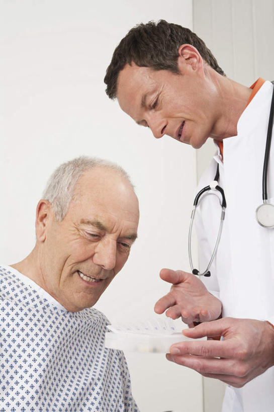 西方人,两个人,医生,病人,医院,站,坐,竖图,室内,白天,正面,欧洲,欧洲人,握,检查,拿,拿着,注视,药盒,药片,盒子,听诊器,观察,看,站着,医护人员,医疗人员,握着,观看,药物,察看,医疗设备,白大褂,关注,医疗器械,医疗工具,医疗机构,检测工具,老年男性,男人,男性,中年男性,白种人,大夫,患者,就医者,站立,坐着,半身,彩图,病院,诊所