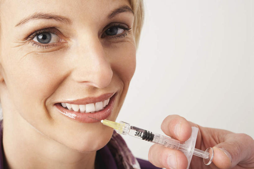 西方人,脸,头,脸颊,两个人,医生,病人,医院,推,笑,微笑,露齿笑,横图,室内,特写,白天,正面,欧洲,欧洲人,握,拿,拿着,注视,观察,看,医护人员,医疗人员,打针,握着,注射,观看,察看,关注,病患,整容,整形,医疗机构,男人,男性,女人,女性,中年男性,中年女性,白种人,头部,脸部,脸蛋,面部,大夫,患者,就医者,半身,彩图,病院,诊所