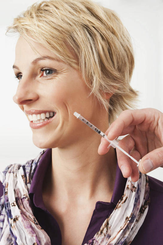 西方人,脸,头,脸颊,两个人,医生,病人,医院,推,笑,微笑,露齿笑,竖图,室内,特写,白天,正面,欧洲,欧洲人,握,拿,拿着,注视,观察,看,医护人员,医疗人员,打针,握着,注射,观看,察看,关注,病患,整容,整形,医疗机构,男人,男性,女人,女性,中年男性,中年女性,白种人,头部,脸部,脸蛋,面部,大夫,患者,就医者,半身,彩图,病院,诊所