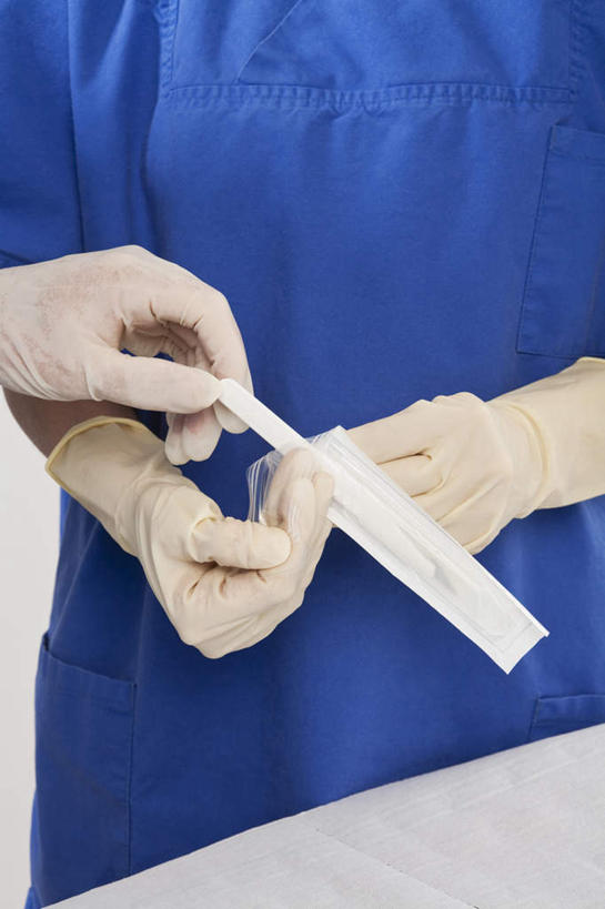 西方人,一个人,医生,医院,竖图,俯视,室内,白天,工作服,制服,欧洲,欧洲人,仅一个男性,仅一个人,戴,仅一个年轻男性,蓝色,手套,医护人员,医疗人员,手术刀,手术服,医疗机构,工作制服,男人,男性,年轻男性,白种人,大夫,半身,彩图,高角度拍摄,工作套服,病院,诊所