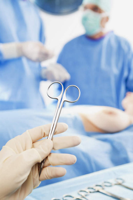 西方人,胸,三个人,同事,医生,病人,医院,站,躺,竖图,室内,白天,正面,工作服,制服,成功,合作,团队,集体,信心,帽子,照明,欧洲,欧洲人,戴,握,朦胧,模糊,灯光,拿,拿着,队伍,灯,蓝色,口罩,手套,灯具,站着,医护人员,医疗人员,握着,照亮,手术,手术刀,领导,照明设备,成就,手术台,手术服,合伙,领袖,整容,整形,无影灯,医疗机构,隆胸,工作制服,止血钳,老年男性,男人,男性,中年男性,中年女性,白种人,胸部,大夫,患者,就医者,躺着,站立,半身,彩图,工作套服,病院,诊所