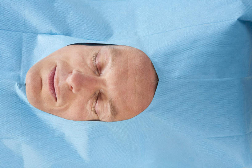 西方人,一个人,病人,医院,躺,闭眼,横图,俯视,室内,特写,白天,欧洲,欧洲人,仅一个男性,仅一个人,仅一个中年男性,手术,手术台,医疗机构,男人,男性,中年男性,白种人,患者,就医者,闭眼睛,闭着眼,闭着眼睛,躺着,半身,彩图,高角度拍摄,病院,诊所