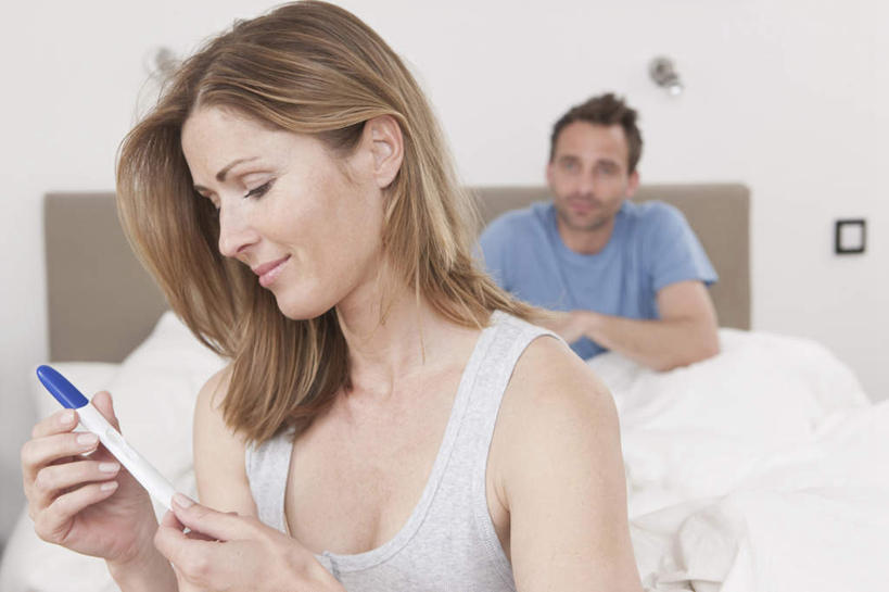 西方人,两个人,夫妻,坐,笑,微笑,横图,室内,特写,白天,正面,爱情,床,卧室,欧洲,欧洲人,撑,握,服装,双人床,棕色,床单,浪漫,拿,拿着,注视,休闲装,被子,衣服,观察,看,休闲,休闲服,恩爱,握着,恋人,服饰,观看,察看,验孕棒,撑着,被单,关注,验孕,男人,男性,女人,女性,中年男性,中年女性,白种人,长发,情侣,坐着,半身,彩图,睡房,卧房,伴侣